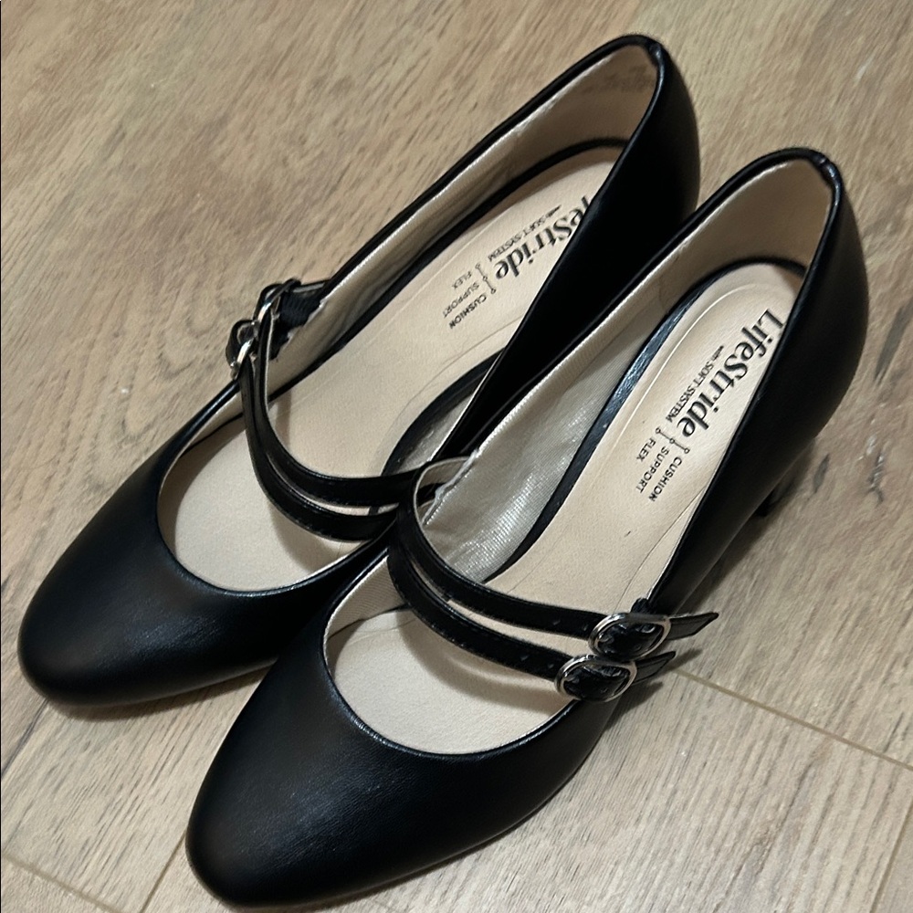 NWOT life stride heels with double straps 
Excellent condition never worn NEW